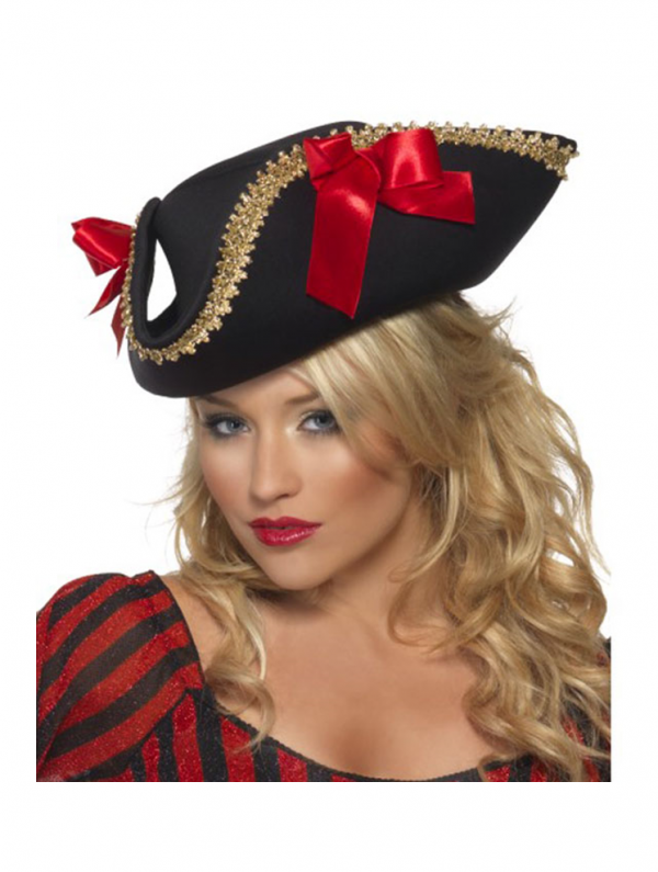 Una mujer con sombrero de pirata